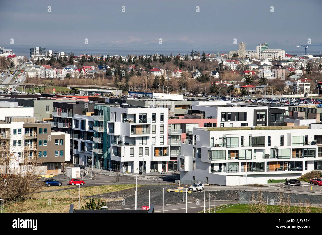 Reykjavik, Islanda, 25 aprile 2022: Vista dalla collina di Öskjuhlíð verso il nuovo quartiere vicino all'aeroporto, con quartieri più vecchi sullo sfondo Foto Stock