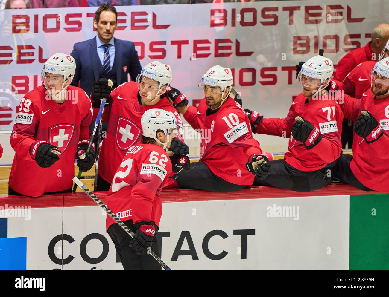 Helsinki, Finlandia. 18th maggio 2022. 59 della Svizzera Philipp Kurashev Nr. 23 Andres Ambuhl Nr. 10 Enzo Corvi Nr. 71 della Svizzera festeggia l'obiettivo 1-0 di Denis Malgin, SUI 62 nella partita SVIZZERA - SLOVACCHIA 5-3 del Campionato MONDIALE di HOCKEY SU GHIACCIO IIHF Gruppo B a Helsinki, Finlandia, 18 maggio 2022, Stagione 2021/2022 © Peter Schatz / Alamy Live News Foto Stock