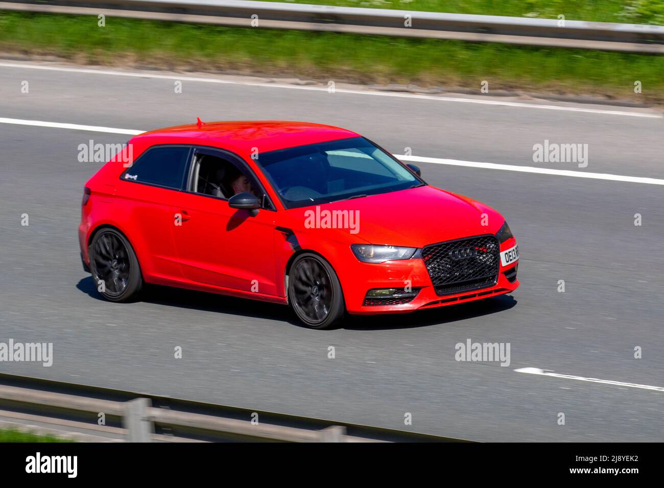 2013 rosso AUDI A3 TFSI SPORT180 S Tronic Auto Start Stop 1798cc benzina berlina; guida sull'autostrada M61, Manchester, Regno Unito Foto Stock