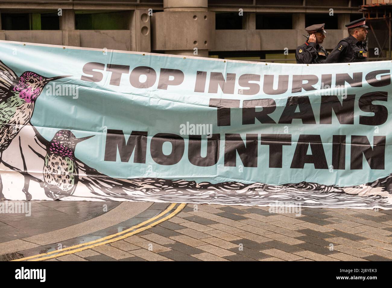 Londra, Regno Unito. 19th maggio 2022. Small Extinction Rebellion (XR) protesta al di fuori dei Lloyds of London agm annuale riunione genenerale che, nonostante sia in gran parte virtuale, è stato tenuto sotto stretto credito di sicurezza: Ian Davidson/Alamy Live News Foto Stock