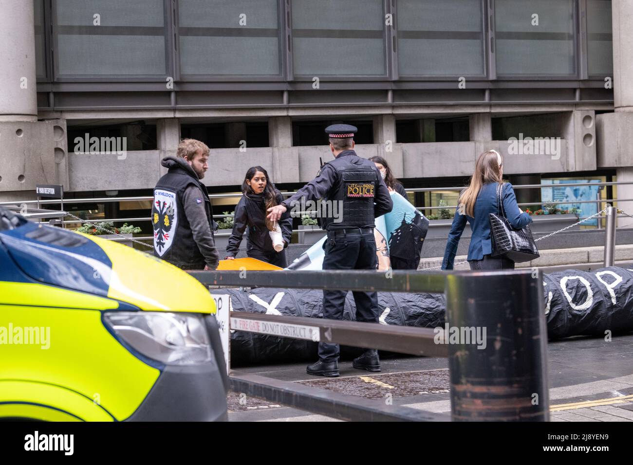 Londra, Regno Unito. 19th maggio 2022. Small Extinction Rebellion (XR) protesta al di fuori dei Lloyds of London agm annuale riunione genenerale che, nonostante sia in gran parte virtuale, è stato tenuto sotto stretto credito di sicurezza: Ian Davidson/Alamy Live News Foto Stock