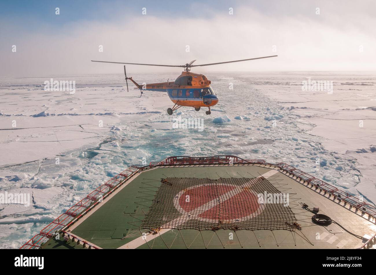 Un elicottero decollare dai 50 anni di Vittoria (50 Let Pobody) rompighiaccio nucleare mentre la nave sta navigando attraverso il ghiaccio marino Foto Stock