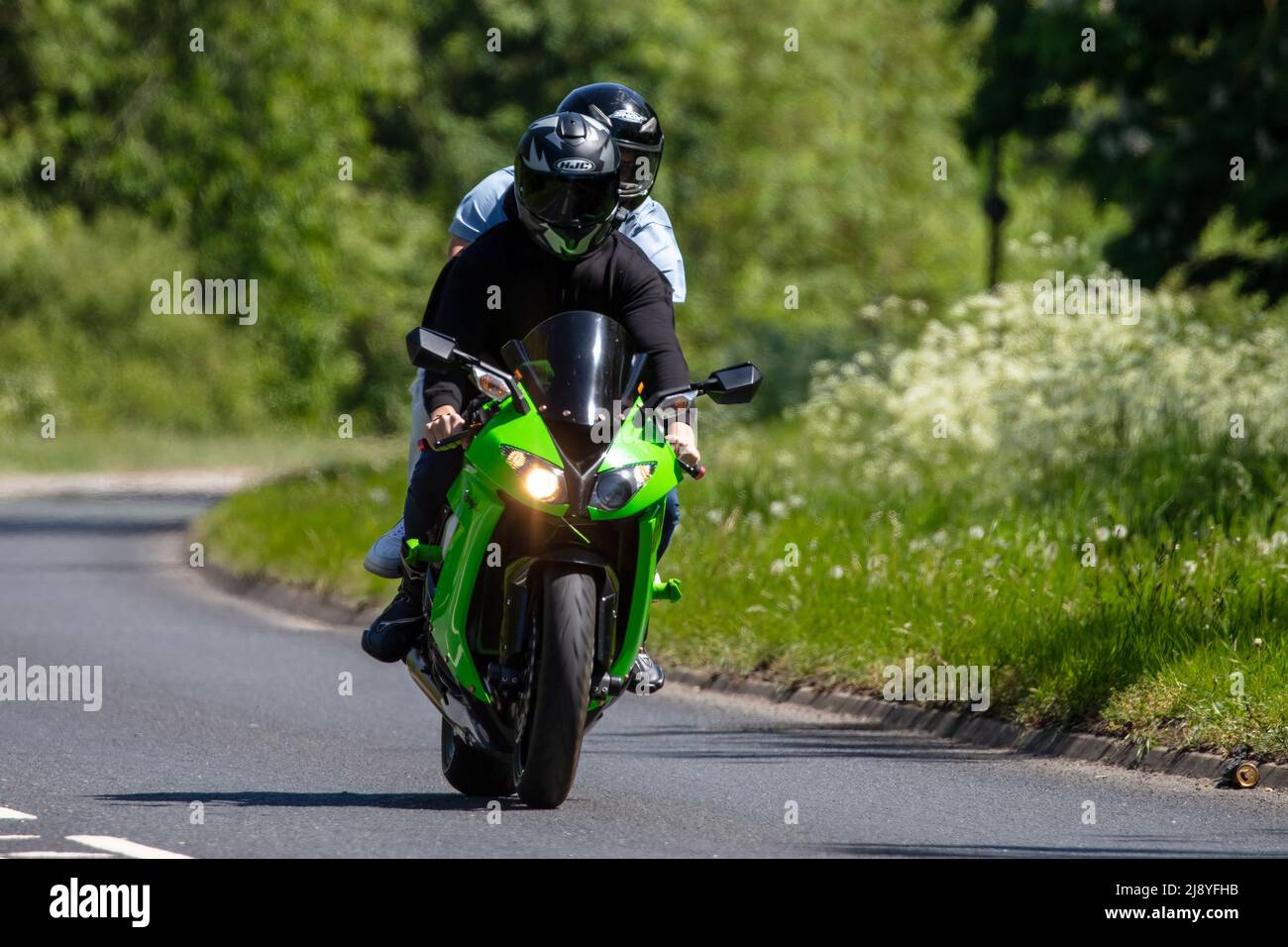 Due persone su una moto Kawasaki Ninja Foto Stock