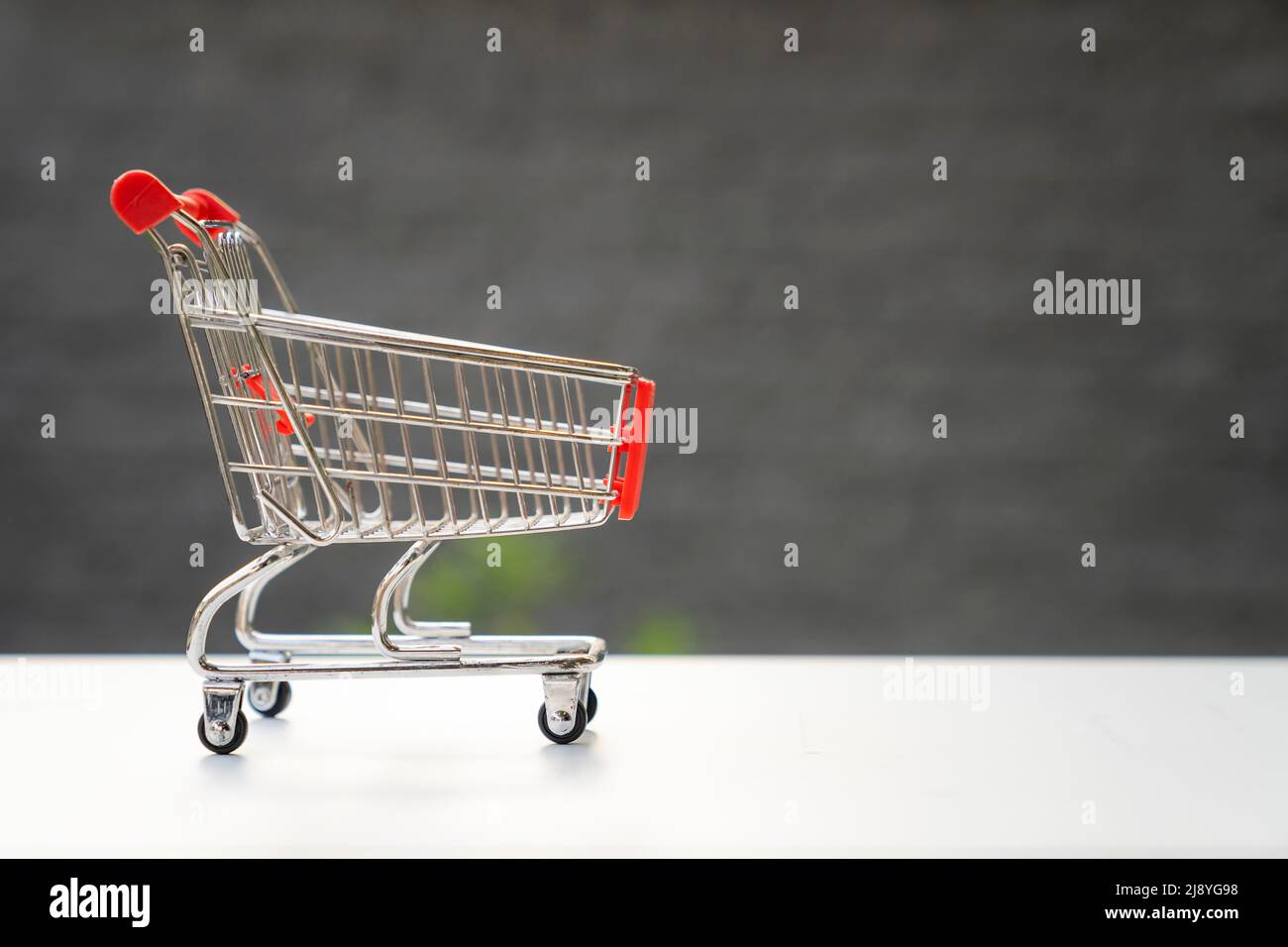 Carrello vuoto piccolo supermercato. Foto Stock