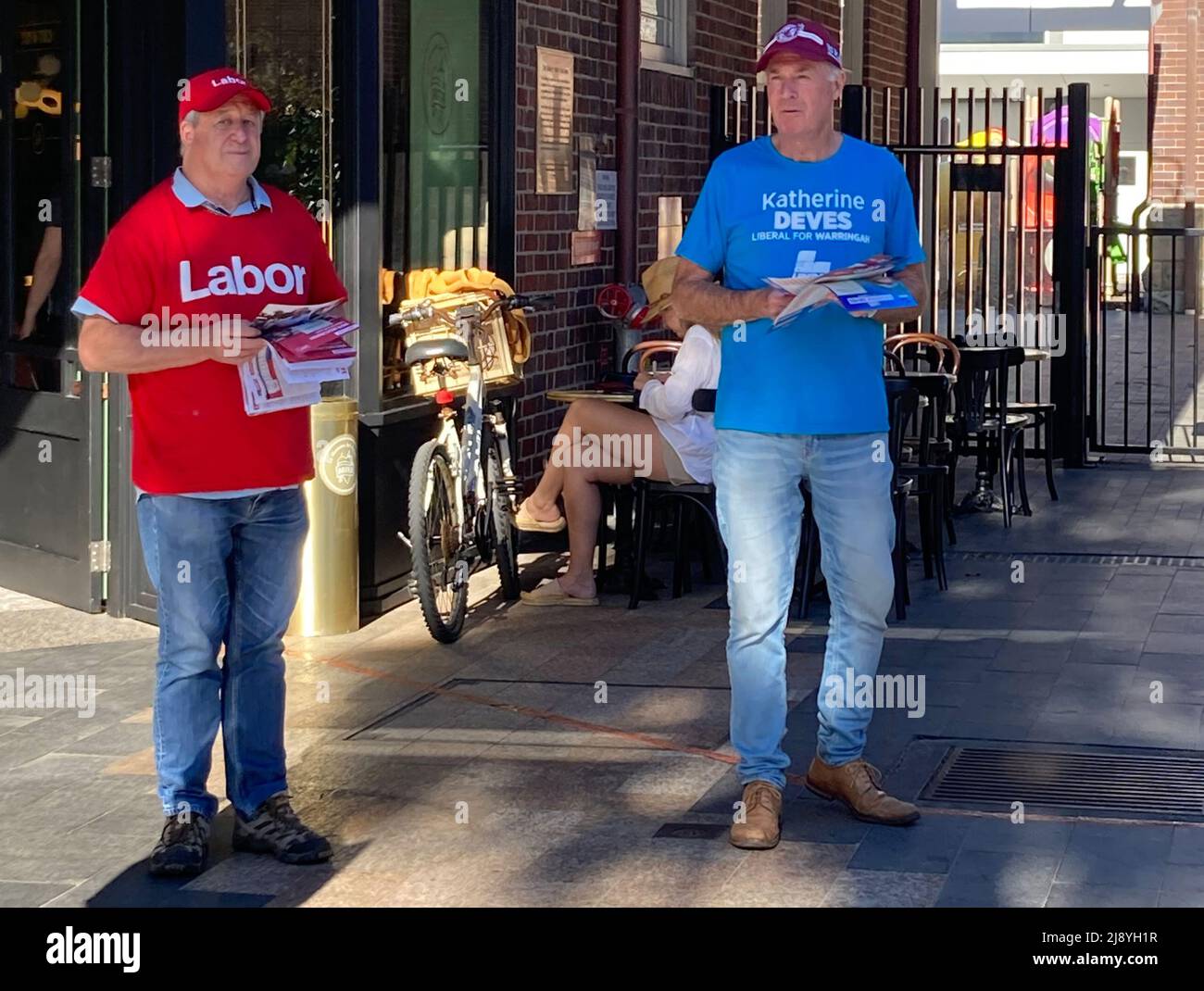 Sydney, Australia. 17th maggio 2022. Gli attivisti del Partito Laburista e dei liberali si sono rilassati durante la campagna elettorale nella zona pedonale di Manly, nel nord della città. Chi vincerà la gara, il primo ministro Morrison o lo sfidante albanese? (A dpa 'Como versus Albo: Australia ahead of climate change election') Credit: Carola Frentzen/dpa/Alamy Live News Foto Stock