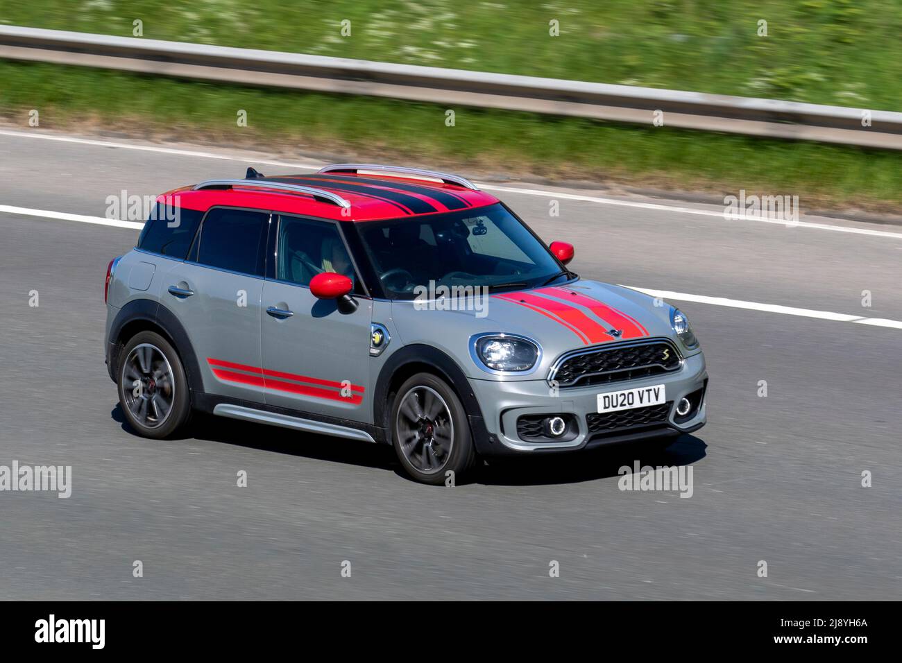 2020 rosso grigio MINI C-MAN Cooper S e All4 Sport A 224 8,8Kwh PHEV ibrido SUV elettrico guida sulla M61 autostrada, Manchester, Regno Unito Foto Stock