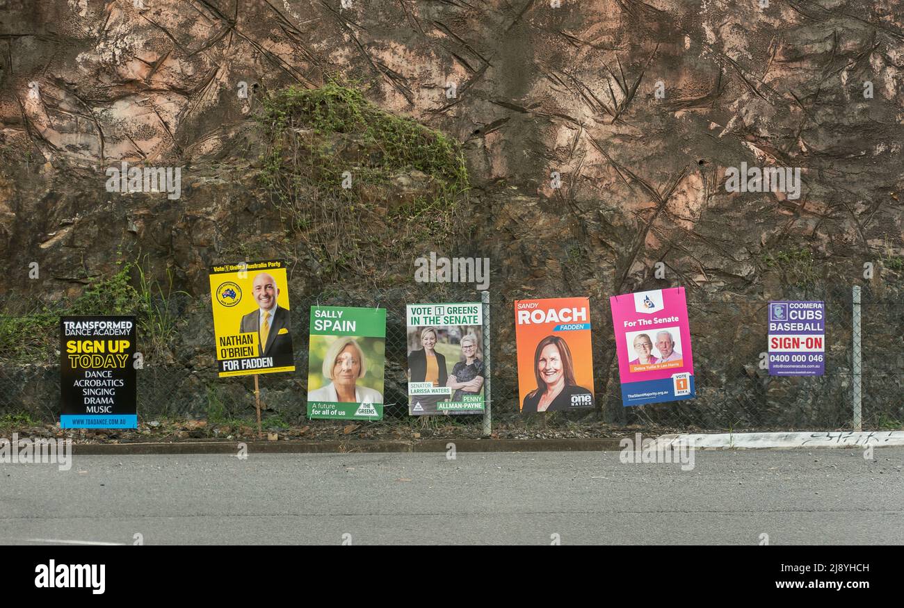 Poster delle elezioni federali australiane (corflauti) per i candidati maggio 2022. Esposizione stradale all'incrocio sulla Gold Coast, Queensland. Foto Stock