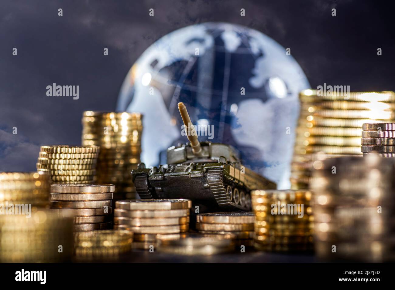 Pile di denaro e un carro armato di fronte a un globo che simboleggia l’armamento e la finanza globali Foto Stock