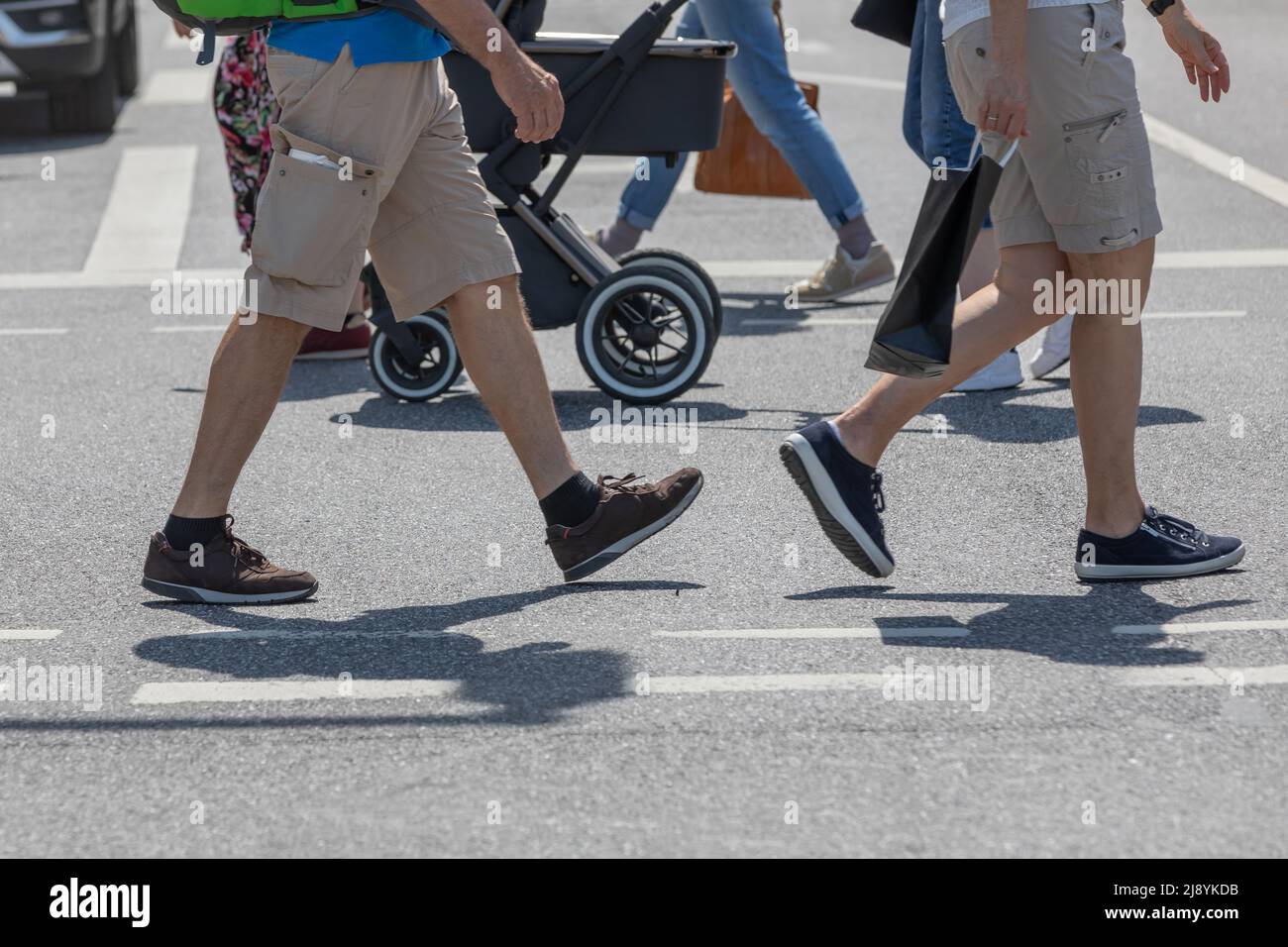 pedoni irriconoscibili sulla strada Foto Stock