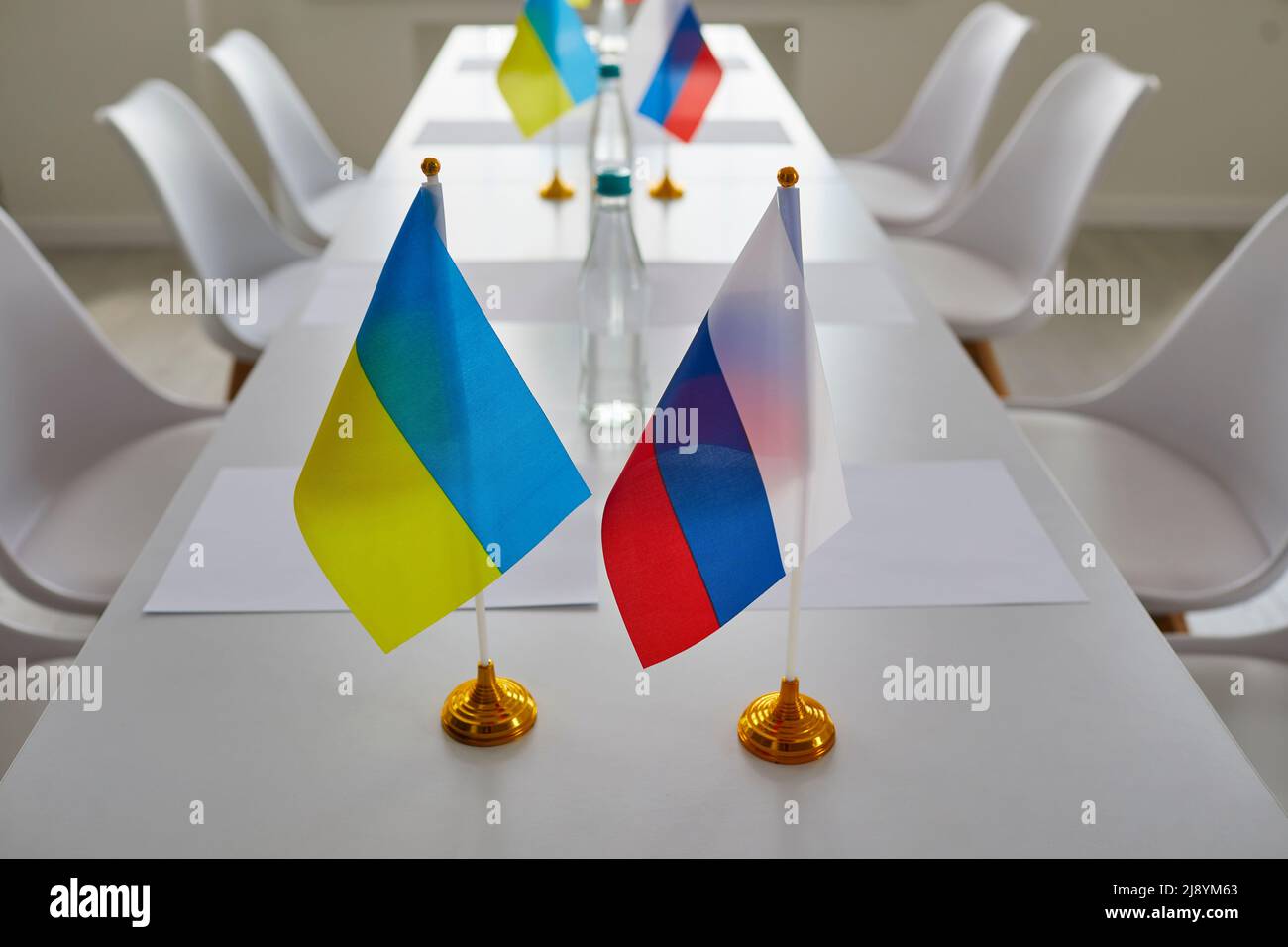Bandiere di Ucraina e Russia sul tavolo dei negoziati prima dell'inizio dei colloqui di pace Foto Stock