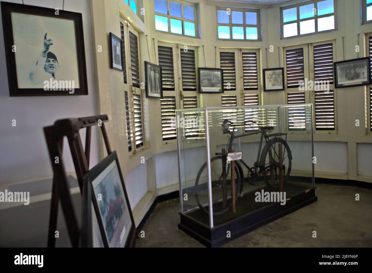 Una bicicletta che è stata utilizzata dal primo presidente indonesiano Soekarno durante il suo esilio in una casa che ora è un museo a Bengkulu, Indonesia. Foto Stock