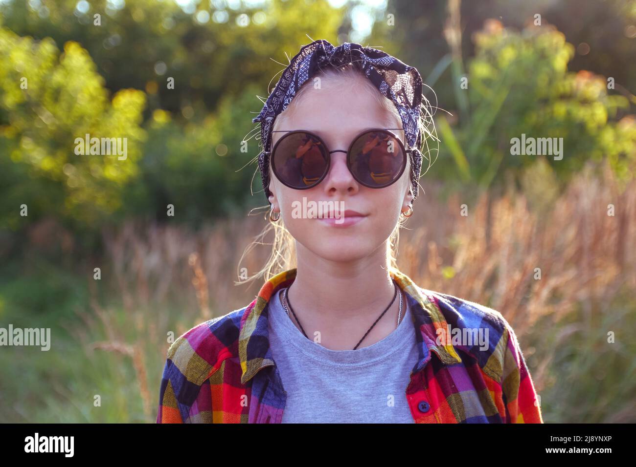 Defocus teen o ragazza di età preteen a piedi sulla natura sfondo. Bambina piccola che tiene mazzo di pampas erba. Prato verde, campo. Generazione z. Autunno. B Foto Stock