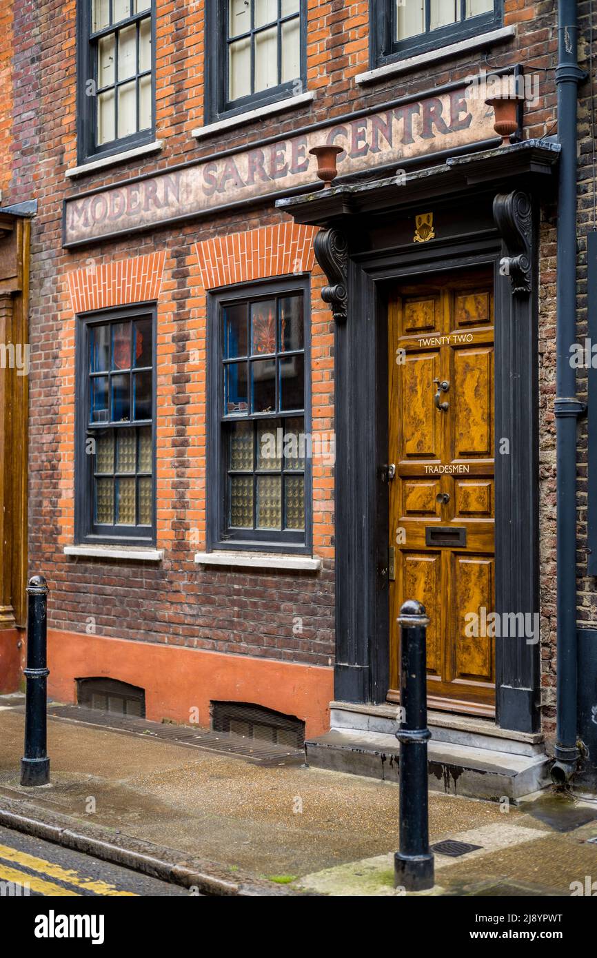 Spitalfields Londra - Casa georgiana su Princelet St nella zona di conservazione Spitalfields di Londra Est, con segno fantasma per il moderno Saree Centre. Foto Stock