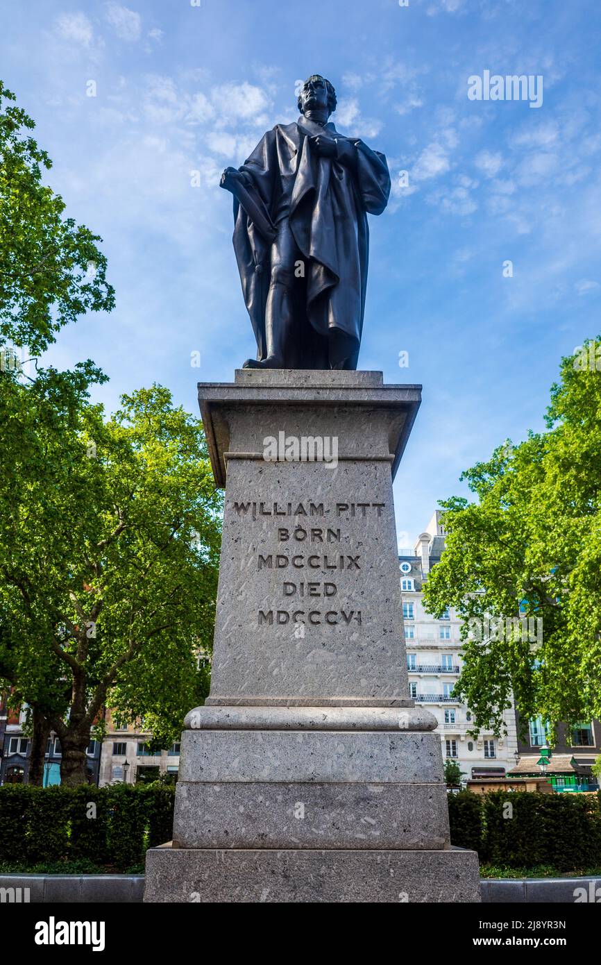 William Pitt la statua più giovane su Hanover Square Mayfair London. Iscrizione William Pitt, nato MDCCLIX, morì MDCCCVI (1759 - 1806). Eretto 1831. Foto Stock