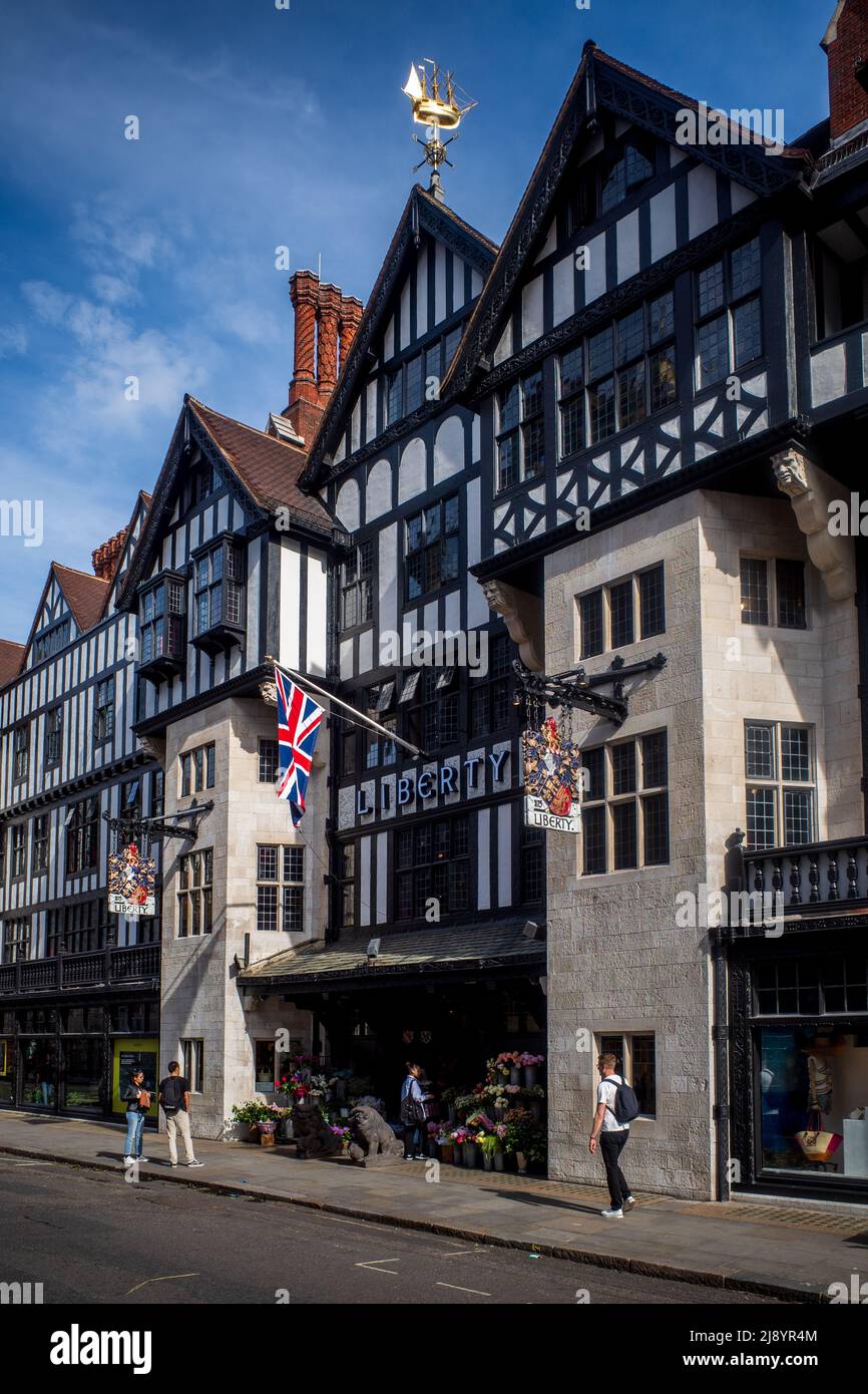 Liberty Store di Londra. L'esclusivo Liberty Department Store in Great Marlborough Street nel West End di Londra. Tudor Revival, edificio classificato di grado II* Foto Stock