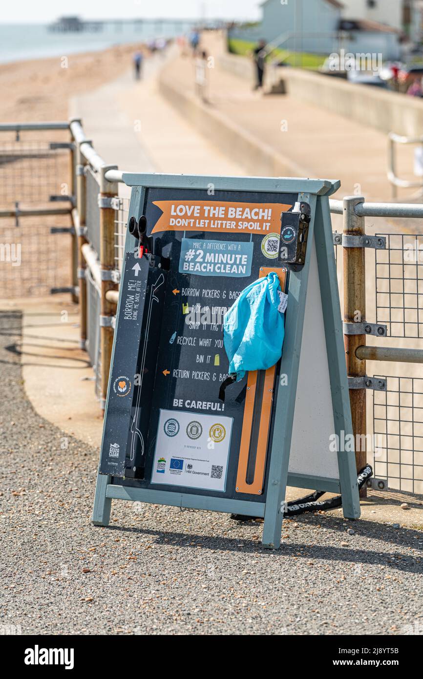 Collezione di rifiuti, raccoglitori e sacchetti di runbbish per pulizia volontaria di rifiuti da spiaggia Love the Beach, non lasciare che la figliata rovini, andwich,, Kent, UK Foto Stock