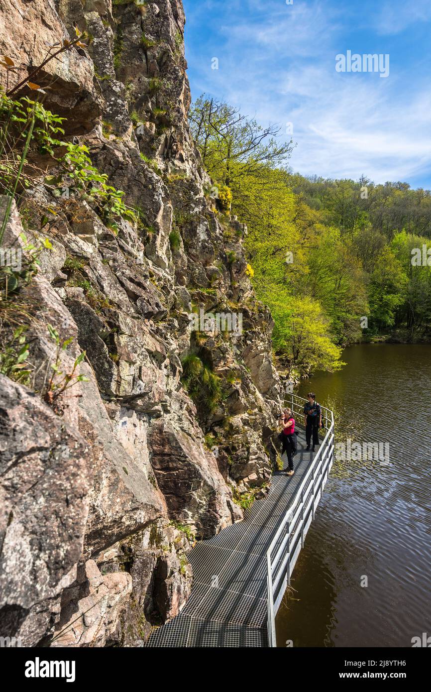 Passeggiata nella natura lungo il fiume Creuse e 'Rocher de Jupille' nella Creuse (23), Francia centrale. Foto Stock