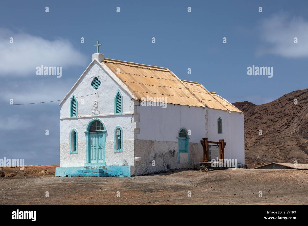 Pittoresca Cappella dipinta di bianco Lady Compassion a Pedra de Lume, Isola di SAL, Capo Verde, Isole Cabo Verde, Africa Foto Stock