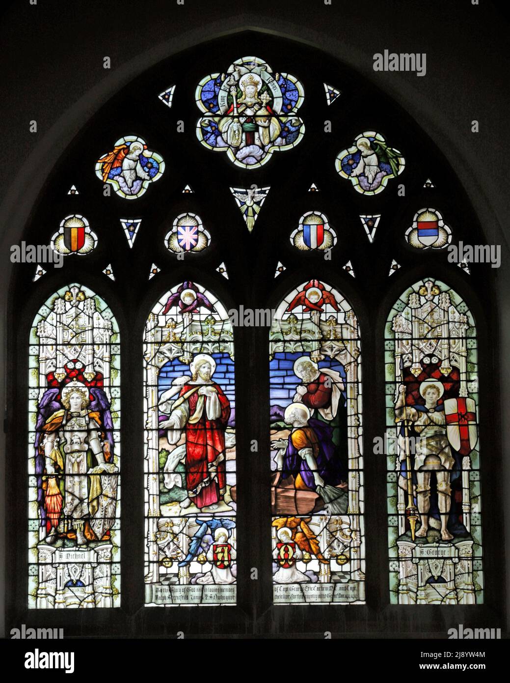 Monumento commemorativo della prima guerra mondiale; vetrate colorate di Percy Bacon, St Andrew's Church, Churchdown, Gloucestershire Foto Stock