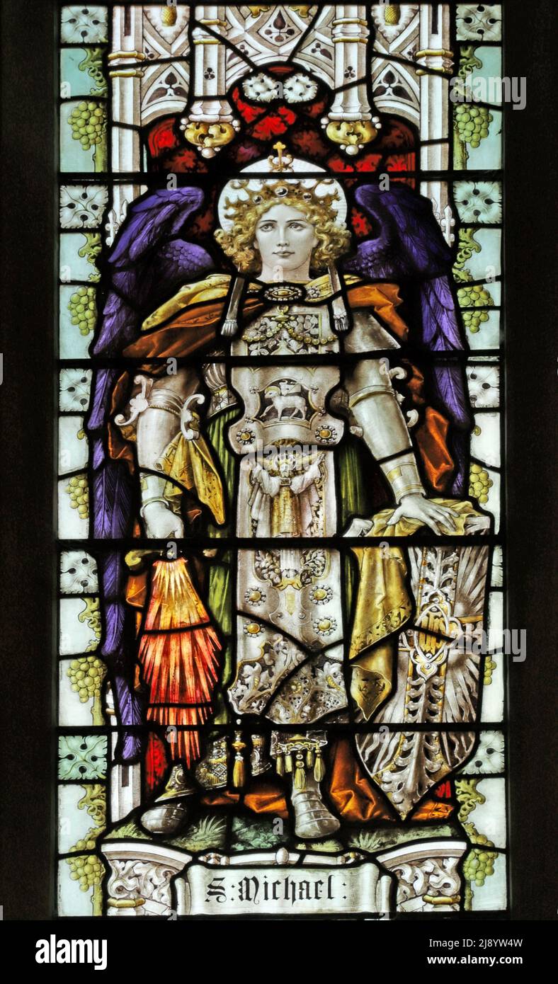 Vetrata di Percy Bacon raffigurante San Michele, la chiesa di Sant'Andrea, Churchdown, Gloucestershire Foto Stock