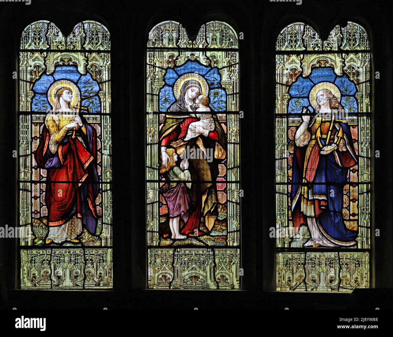 Una vetrata colorata raffigurante Faith, Hope and Charity, St Bartholomew's Church, Churchdown Hill, Gloucestershire Foto Stock