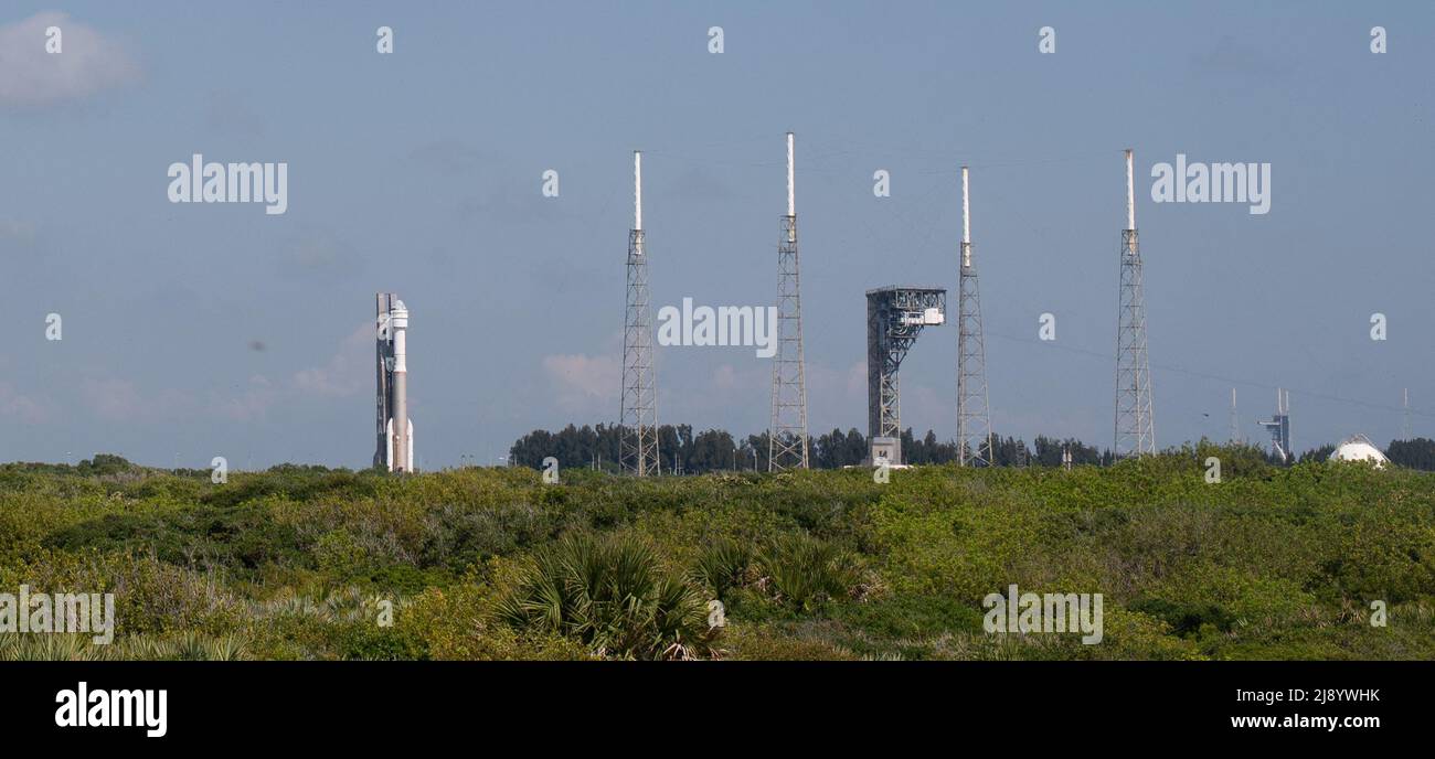 Un razzo United Launch Alliance Atlas V a bordo della navicella spaziale Boeing CST-100 Starliner è visto come viene lanciato fuori dalla struttura di integrazione verticale sul trampolino di lancio presso lo Space Launch Complex 41 prima della missione Orbital Flight Test-2 (OFT-2), mercoledì 18 maggio, 2022 presso la Stazione spaziale di Cape Canaveral in Florida. Il Boeing Orbital Flight Test-2 sarà il secondo test di volo senza equipaggio di Starliner e si imbarcherà alla Stazione spaziale Internazionale nell'ambito del programma Commercial Crew della NASA. La missione, attualmente prevista per il lancio alle 6:54 E il 19 maggio, servirà da test end-to-end Foto Stock