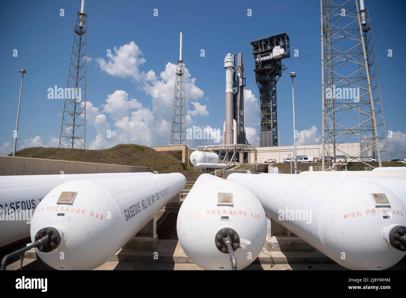Un razzo United Launch Alliance Atlas V a bordo del veicolo spaziale Boeing CST-100 Starliner è visto dopo essere stato lanciato fuori dalla struttura di integrazione verticale sul trampolino di lancio allo Space Launch Complex 41 prima della missione Orbital Flight Test-2 (OFT-2), mercoledì 18 maggio, 2022 presso la Stazione spaziale di Cape Canaveral in Florida. Il Boeing Orbital Flight Test-2 sarà il secondo test di volo senza equipaggio di Starliner e si imbarcherà alla Stazione spaziale Internazionale nell'ambito del programma Commercial Crew della NASA. La missione, attualmente prevista per il lancio alle 6:54 E il 19 maggio, servirà da te end-to-end Foto Stock