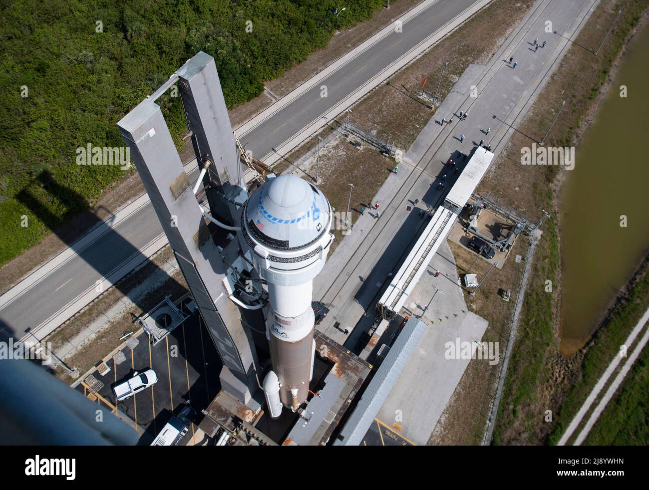Un razzo United Launch Alliance Atlas V a bordo della navicella spaziale Boeing CST-100 Starliner è visto come viene lanciato fuori dalla struttura di integrazione verticale sul trampolino di lancio presso lo Space Launch Complex 41 prima della missione Orbital Flight Test-2 (OFT-2), mercoledì 18 maggio, 2022 presso la Stazione spaziale di Cape Canaveral in Florida. Il Boeing Orbital Flight Test-2 sarà il secondo test di volo senza equipaggio di Starliner e si imbarcherà alla Stazione spaziale Internazionale nell'ambito del programma Commercial Crew della NASA. La missione, attualmente prevista per il lancio alle 6:54 E il 19 maggio, servirà da test end-to-end Foto Stock
