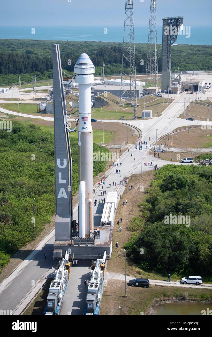 Un razzo United Launch Alliance Atlas V a bordo della navicella spaziale Boeing CST-100 Starliner è visto come viene lanciato fuori dalla struttura di integrazione verticale sul trampolino di lancio presso lo Space Launch Complex 41 prima della missione Orbital Flight Test-2 (OFT-2), mercoledì 18 maggio, 2022 presso la Stazione spaziale di Cape Canaveral in Florida. Il Boeing Orbital Flight Test-2 sarà il secondo test di volo senza equipaggio di Starliner e si imbarcherà alla Stazione spaziale Internazionale nell'ambito del programma Commercial Crew della NASA. La missione, attualmente prevista per il lancio alle 6:54 E il 19 maggio, servirà da test end-to-end Foto Stock