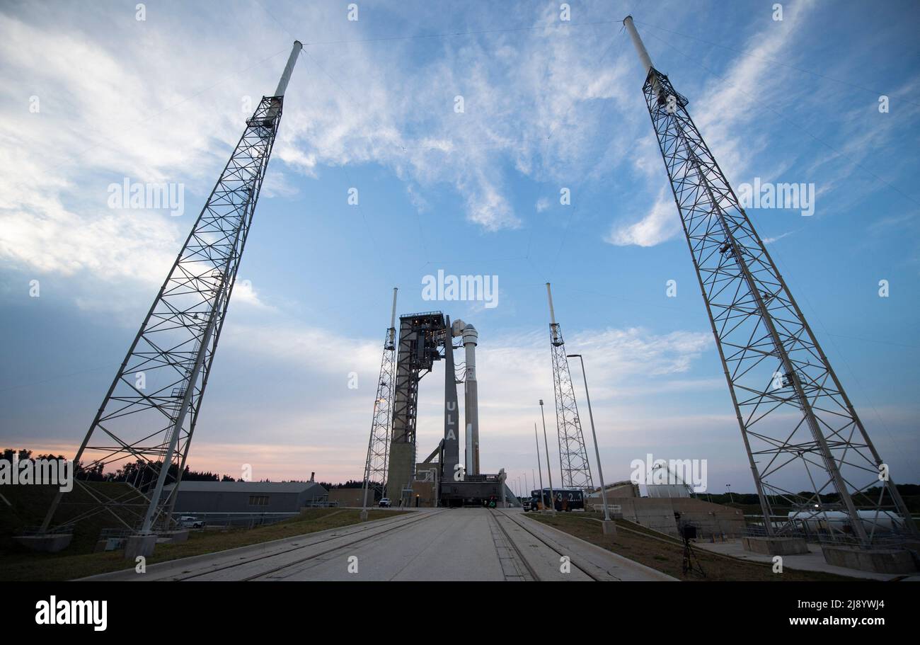 Un razzo United Launch Alliance Atlas V a bordo della navicella spaziale Boeing CST-100 Starliner è visto sul trampolino di lancio presso lo Space Launch Complex 41 prima della missione Orbital Flight Test-2, mercoledì 18 maggio 2022 presso la Stazione spaziale di Cape Canaveral in Florida. Il Boeing Orbital Flight Test-2 sarà il secondo test di volo senza equipaggio di Starliner e si imbarcherà alla Stazione spaziale Internazionale nell'ambito del programma Commercial Crew della NASA. La missione, attualmente prevista per il lancio alle 6:54 E il 19 maggio, servirà da test end-to-end delle capacità del sistema. Foto di Joel Kowsky/NASA via CNP/A. Foto Stock