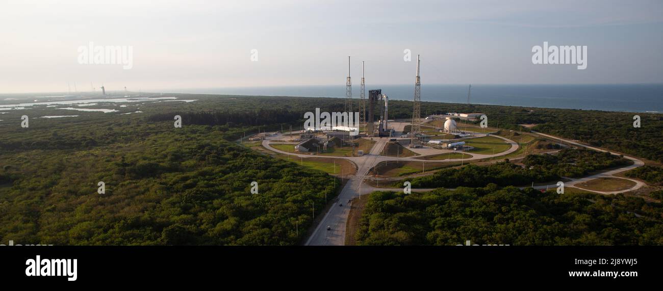 Un razzo United Launch Alliance Atlas V a bordo della navicella spaziale Boeing CST-100 Starliner è visto sul trampolino di lancio presso lo Space Launch Complex 41 prima della missione Orbital Flight Test-2, mercoledì 18 maggio 2022 presso la Stazione spaziale di Cape Canaveral in Florida. Il Boeing Orbital Flight Test-2 sarà il secondo test di volo senza equipaggio di Starliner e si imbarcherà alla Stazione spaziale Internazionale nell'ambito del programma Commercial Crew della NASA. La missione, attualmente prevista per il lancio alle 6:54 E il 19 maggio, servirà da test end-to-end delle capacità del sistema. Foto di Joel Kowsky/NASA via CNP/A. Foto Stock