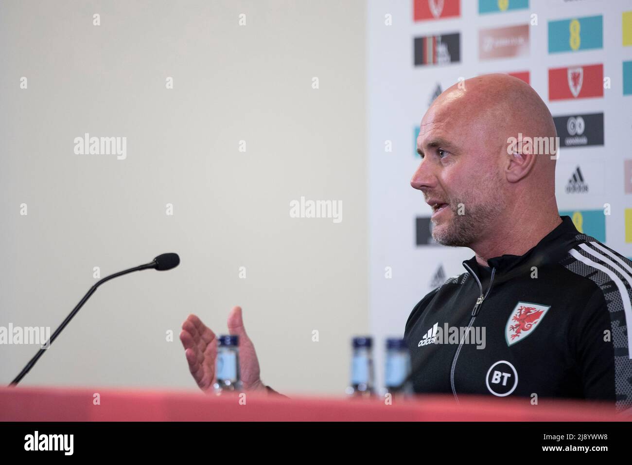 Cardiff, Galles, Regno Unito. 19th maggio 2022. Cardiff, Galles, Regno Unito. Maggio 19 2022. Rob Page, allenatore della nazionale di calcio del Galles, durante una conferenza stampa che annuncia la sua squadra per la finestra internazionale del giugno 2022. Il Galles giocherà cinque partite, tra cui una partita finale della Coppa del mondo FIFA contro la Scozia o l'Ucraina. Credit: Mark Hawkins/Alamy Live News Foto Stock Cardiff, Galles, Regno Unito. 19th maggio 2022. Cardiff, Galles, Regno Unito. Maggio 19 2022. Rob Page, allenatore della nazionale di calcio del Galles, durante una conferenza stampa che annuncia la sua squadra per la finestra internazionale del giugno 2022. Il Galles giocherà cinque partite, tra cui una partita finale della Coppa del mondo FIFA contro la Scozia o l'Ucraina. Credit: Mark Hawkins/Alamy Live News Foto Stock