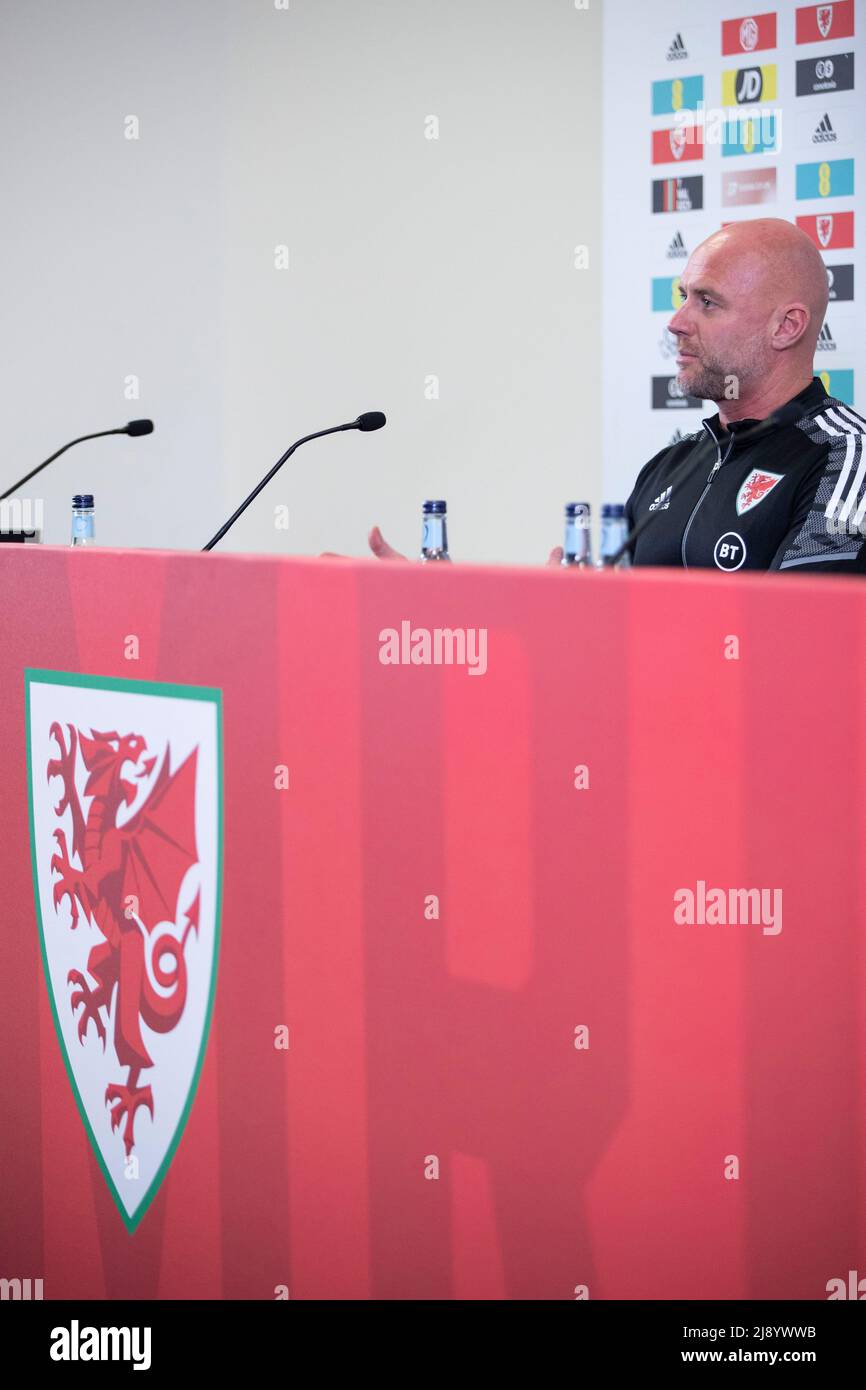 Cardiff, Galles, Regno Unito. 19th maggio 2022. Cardiff, Galles, Regno Unito. Maggio 19 2022. Rob Page, allenatore della nazionale di calcio del Galles, durante una conferenza stampa che annuncia la sua squadra per la finestra internazionale del giugno 2022. Il Galles giocherà cinque partite, tra cui una partita finale della Coppa del mondo FIFA contro la Scozia o l'Ucraina. Credit: Mark Hawkins/Alamy Live News Foto Stock Cardiff, Galles, Regno Unito. 19th maggio 2022. Cardiff, Galles, Regno Unito. Maggio 19 2022. Rob Page, allenatore della nazionale di calcio del Galles, durante una conferenza stampa che annuncia la sua squadra per la finestra internazionale del giugno 2022. Il Galles giocherà cinque partite, tra cui una partita finale della Coppa del mondo FIFA contro la Scozia o l'Ucraina. Credit: Mark Hawkins/Alamy Live News Foto Stock