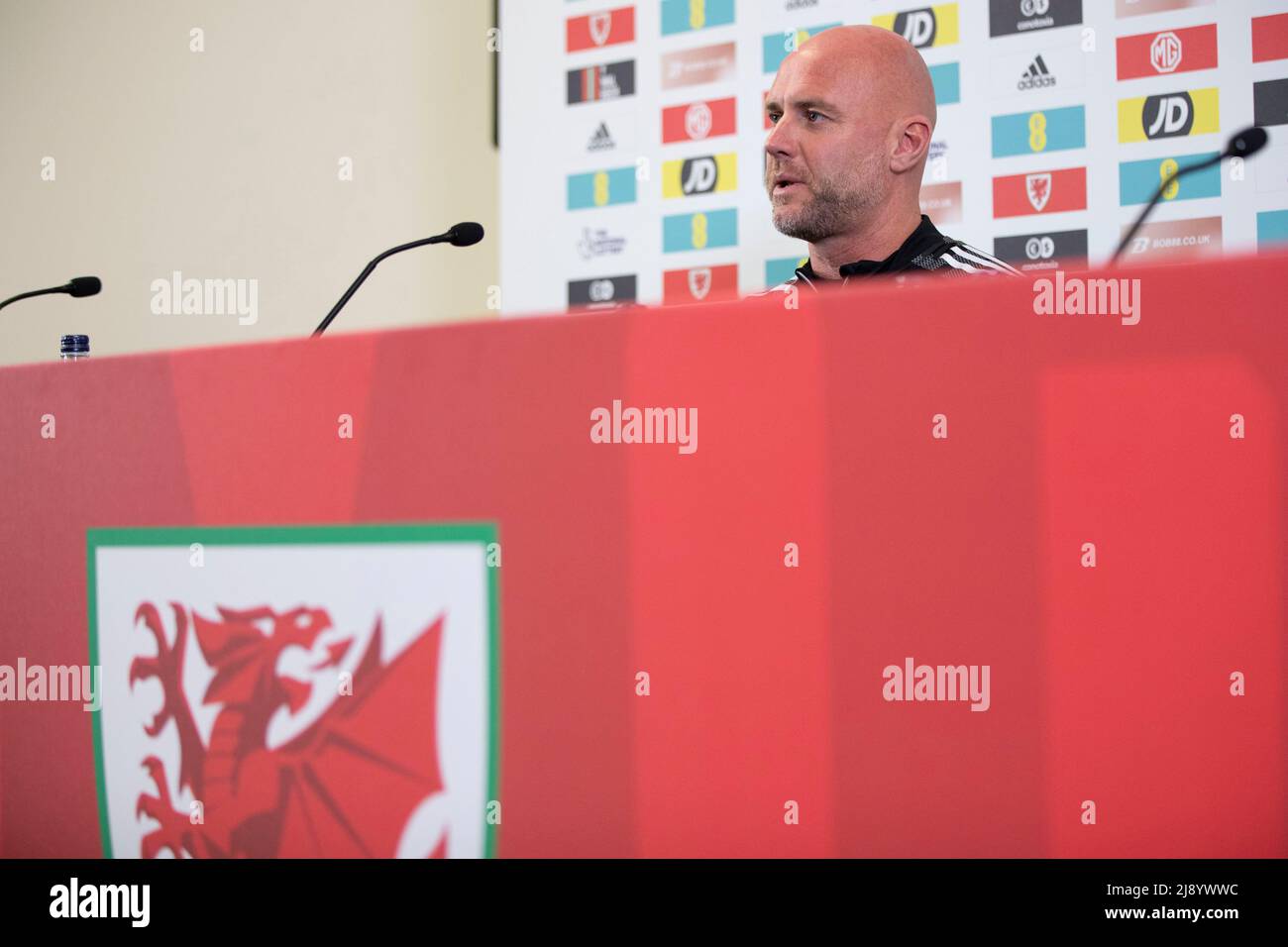 Cardiff, Galles, Regno Unito. 19th maggio 2022. Cardiff, Galles, Regno Unito. Maggio 19 2022. Rob Page, allenatore della nazionale di calcio del Galles, durante una conferenza stampa che annuncia la sua squadra per la finestra internazionale del giugno 2022. Il Galles giocherà cinque partite, tra cui una partita finale della Coppa del mondo FIFA contro la Scozia o l'Ucraina. Credit: Mark Hawkins/Alamy Live News Foto Stock Cardiff, Galles, Regno Unito. 19th maggio 2022. Cardiff, Galles, Regno Unito. Maggio 19 2022. Rob Page, allenatore della nazionale di calcio del Galles, durante una conferenza stampa che annuncia la sua squadra per la finestra internazionale del giugno 2022. Il Galles giocherà cinque partite, tra cui una partita finale della Coppa del mondo FIFA contro la Scozia o l'Ucraina. Credit: Mark Hawkins/Alamy Live News Foto Stock
