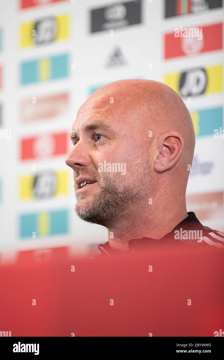 Cardiff, Galles, Regno Unito. 19th maggio 2022. Cardiff, Galles, Regno Unito. Maggio 19 2022. Rob Page, allenatore della nazionale di calcio del Galles, durante una conferenza stampa che annuncia la sua squadra per la finestra internazionale del giugno 2022. Il Galles giocherà cinque partite, tra cui una partita finale della Coppa del mondo FIFA contro la Scozia o l'Ucraina. Credit: Mark Hawkins/Alamy Live News Foto Stock Cardiff, Galles, Regno Unito. 19th maggio 2022. Cardiff, Galles, Regno Unito. Maggio 19 2022. Rob Page, allenatore della nazionale di calcio del Galles, durante una conferenza stampa che annuncia la sua squadra per la finestra internazionale del giugno 2022. Il Galles giocherà cinque partite, tra cui una partita finale della Coppa del mondo FIFA contro la Scozia o l'Ucraina. Credit: Mark Hawkins/Alamy Live News Foto Stock