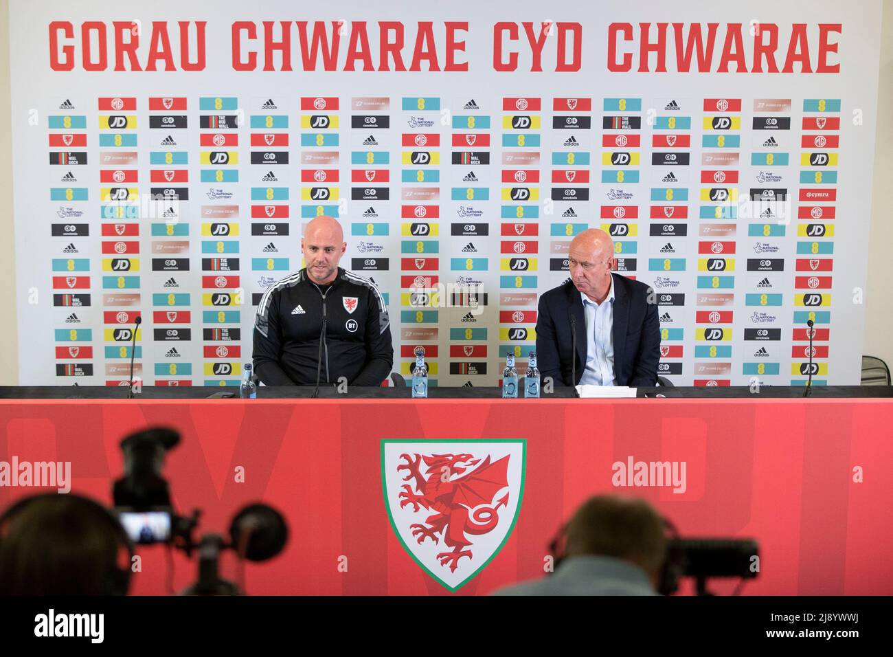 Cardiff, Galles, Regno Unito. 19th maggio 2022. Cardiff, Galles, Regno Unito. Maggio 19 2022. Coach Rob Page della squadra nazionale di calcio del Galles accanto a FAW Head of Public Relations Ian Gwyn Hughes durante una conferenza stampa che annuncia la sua squadra per la finestra internazionale del giugno 2022. Il Galles giocherà cinque partite, tra cui una partita finale della Coppa del mondo FIFA contro la Scozia o l'Ucraina. Credit: Mark Hawkins/Alamy Live News Foto Stock Cardiff, Galles, Regno Unito. 19th maggio 2022. Cardiff, Galles, Regno Unito. Maggio 19 2022. Coach Rob Page della squadra nazionale di calcio del Galles accanto a FAW Head of Public Relations Ian Gwyn Hughes durante una conferenza stampa che annuncia la sua squadra per la finestra internazionale del giugno 2022. Il Galles giocherà cinque partite, tra cui una partita finale della Coppa del mondo FIFA contro la Scozia o l'Ucraina. Credit: Mark Hawkins/Alamy Live News Foto Stock