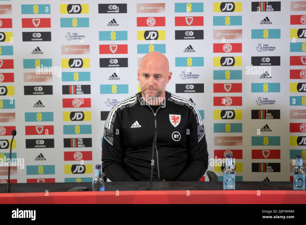 Cardiff, Galles, Regno Unito. 19th maggio 2022. Cardiff, Galles, Regno Unito. Maggio 19 2022. Rob Page, allenatore della nazionale di calcio del Galles, durante una conferenza stampa che annuncia la sua squadra per la finestra internazionale del giugno 2022. Il Galles giocherà cinque partite, tra cui una partita finale della Coppa del mondo FIFA contro la Scozia o l'Ucraina. Credit: Mark Hawkins/Alamy Live News Foto Stock Cardiff, Galles, Regno Unito. 19th maggio 2022. Cardiff, Galles, Regno Unito. Maggio 19 2022. Rob Page, allenatore della nazionale di calcio del Galles, durante una conferenza stampa che annuncia la sua squadra per la finestra internazionale del giugno 2022. Il Galles giocherà cinque partite, tra cui una partita finale della Coppa del mondo FIFA contro la Scozia o l'Ucraina. Credit: Mark Hawkins/Alamy Live News Foto Stock
