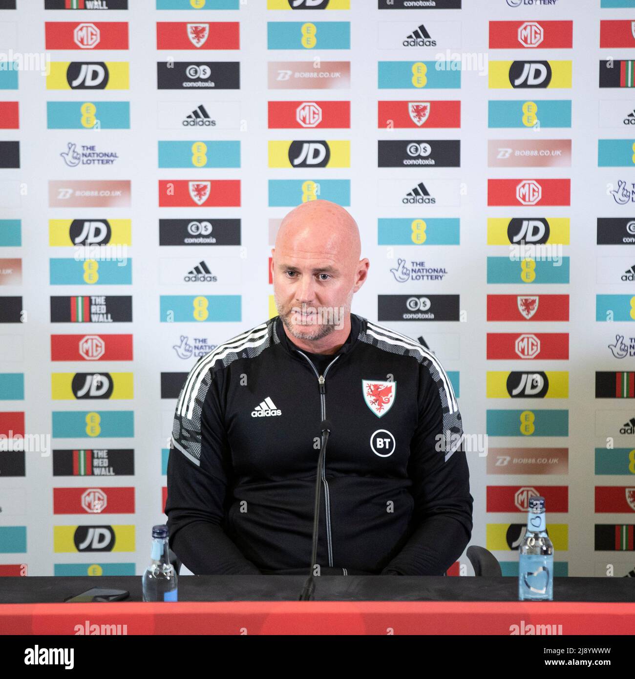 Cardiff, Galles, Regno Unito. 19th maggio 2022. Cardiff, Galles, Regno Unito. Maggio 19 2022. Rob Page, allenatore della nazionale di calcio del Galles, durante una conferenza stampa che annuncia la sua squadra per la finestra internazionale del giugno 2022. Il Galles giocherà cinque partite, tra cui una partita finale della Coppa del mondo FIFA contro la Scozia o l'Ucraina. Credit: Mark Hawkins/Alamy Live News Foto Stock Cardiff, Galles, Regno Unito. 19th maggio 2022. Cardiff, Galles, Regno Unito. Maggio 19 2022. Rob Page, allenatore della nazionale di calcio del Galles, durante una conferenza stampa che annuncia la sua squadra per la finestra internazionale del giugno 2022. Il Galles giocherà cinque partite, tra cui una partita finale della Coppa del mondo FIFA contro la Scozia o l'Ucraina. Credit: Mark Hawkins/Alamy Live News Foto Stock