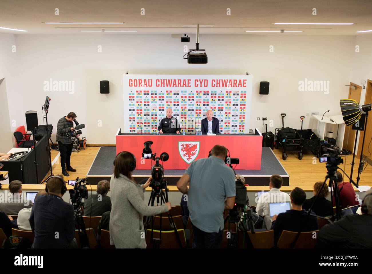 Cardiff, Galles, Regno Unito. 19th maggio 2022. Cardiff, Galles, Regno Unito. Maggio 19 2022. Coach Rob Page della squadra nazionale di calcio del Galles accanto a FAW Head of Public Relations Ian Gwyn Hughes durante una conferenza stampa che annuncia la sua squadra per la finestra internazionale del giugno 2022. Il Galles giocherà cinque partite, tra cui una partita finale della Coppa del mondo FIFA contro la Scozia o l'Ucraina. Credit: Mark Hawkins/Alamy Live News Foto Stock Cardiff, Galles, Regno Unito. 19th maggio 2022. Cardiff, Galles, Regno Unito. Maggio 19 2022. Coach Rob Page della squadra nazionale di calcio del Galles accanto a FAW Head of Public Relations Ian Gwyn Hughes durante una conferenza stampa che annuncia la sua squadra per la finestra internazionale del giugno 2022. Il Galles giocherà cinque partite, tra cui una partita finale della Coppa del mondo FIFA contro la Scozia o l'Ucraina. Credit: Mark Hawkins/Alamy Live News Foto Stock