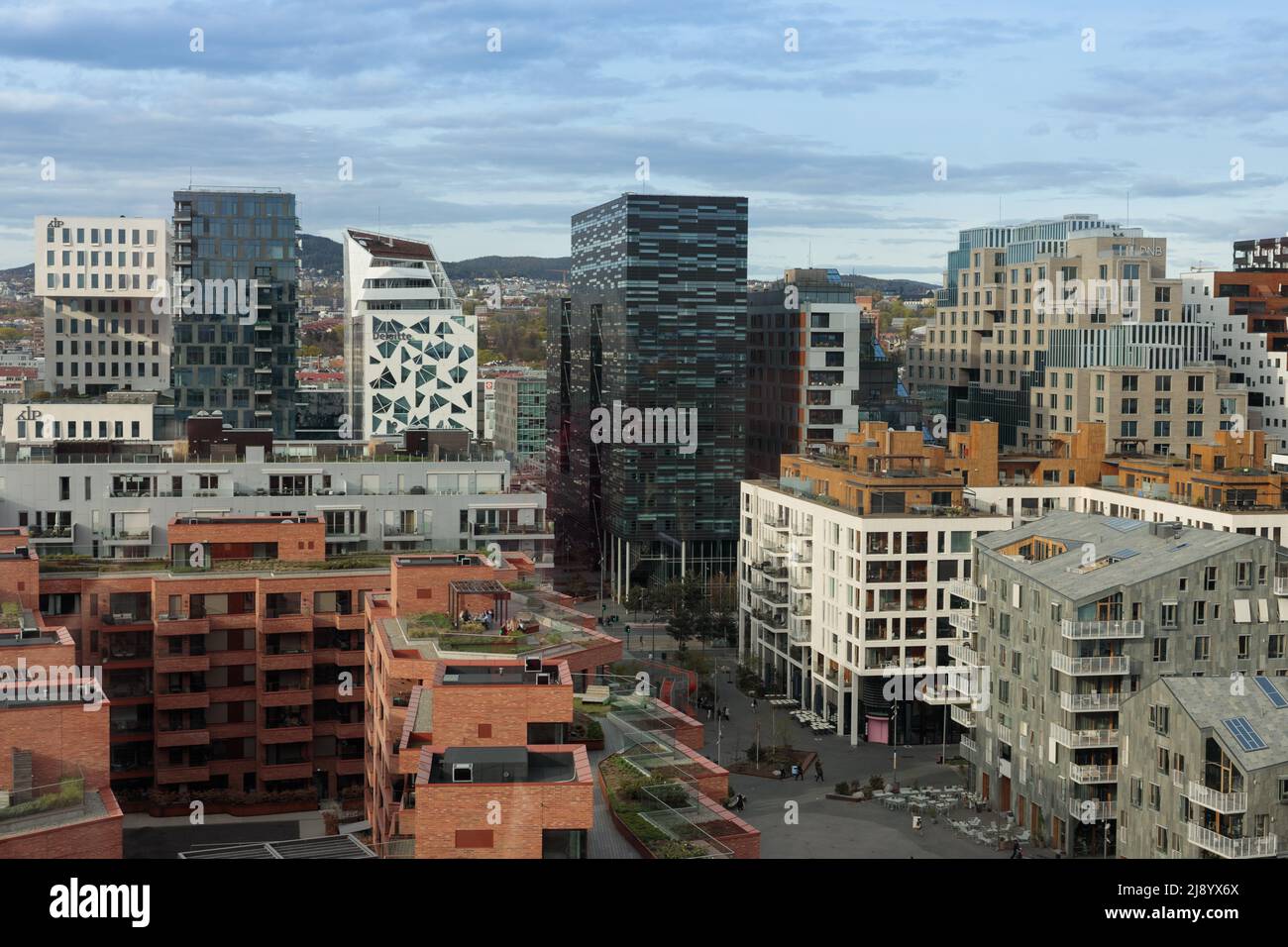 Oslo, Norvegia. 30 aprile 2022: Vista aerea dell'area del Sentrum a Oslo, Norvegia, con edifici con codici a barre contro un cielo blu durante un tramonto soleggiato. Moderno Foto Stock