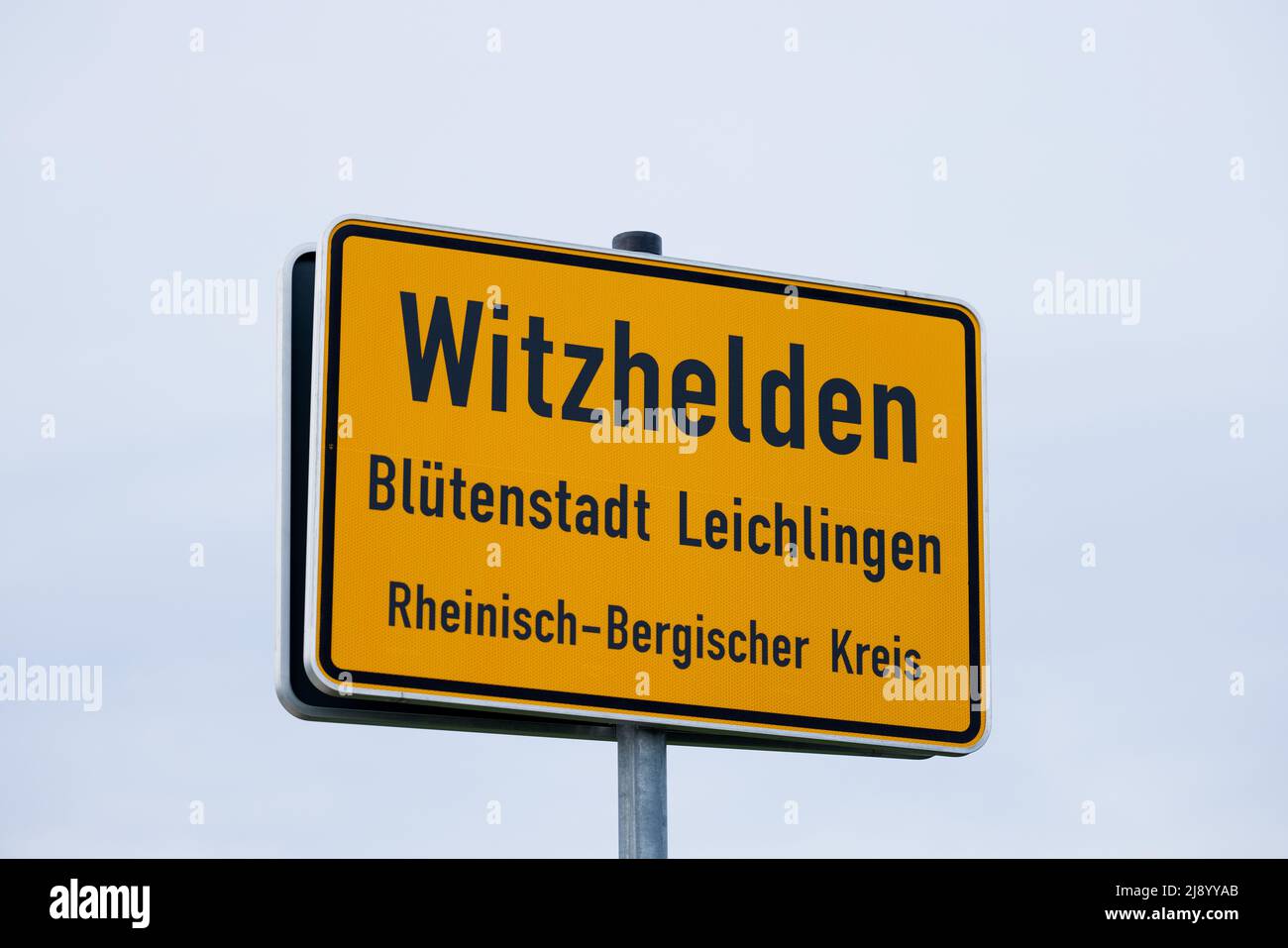 PRODUZIONE - 29 marzo 2022, Renania settentrionale-Vestfalia, Witzhelden: Vista del cartello 'Witzhelden'. Witzhelden è un distretto di Leichlingen e si trova nel Rheinisch-Bergischer Kreis. Foto: Rolf Vennenbernd/dpa Foto Stock