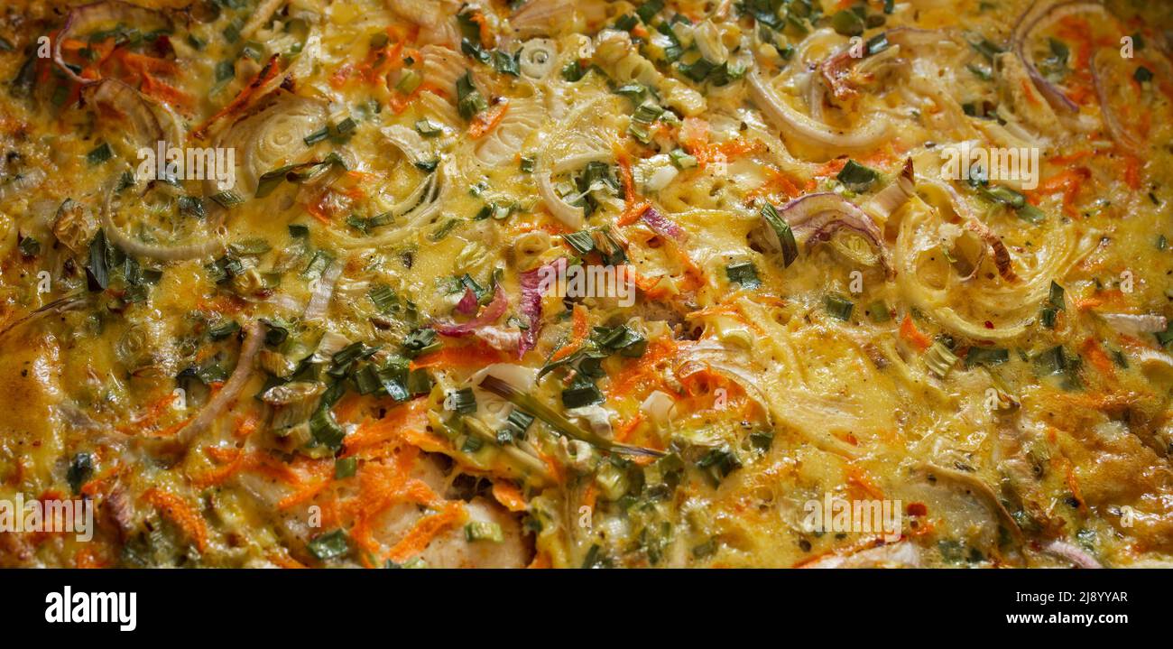 Torta a base di pesce, uova, cipolle e carote. Trama, sfondo. Foto Stock