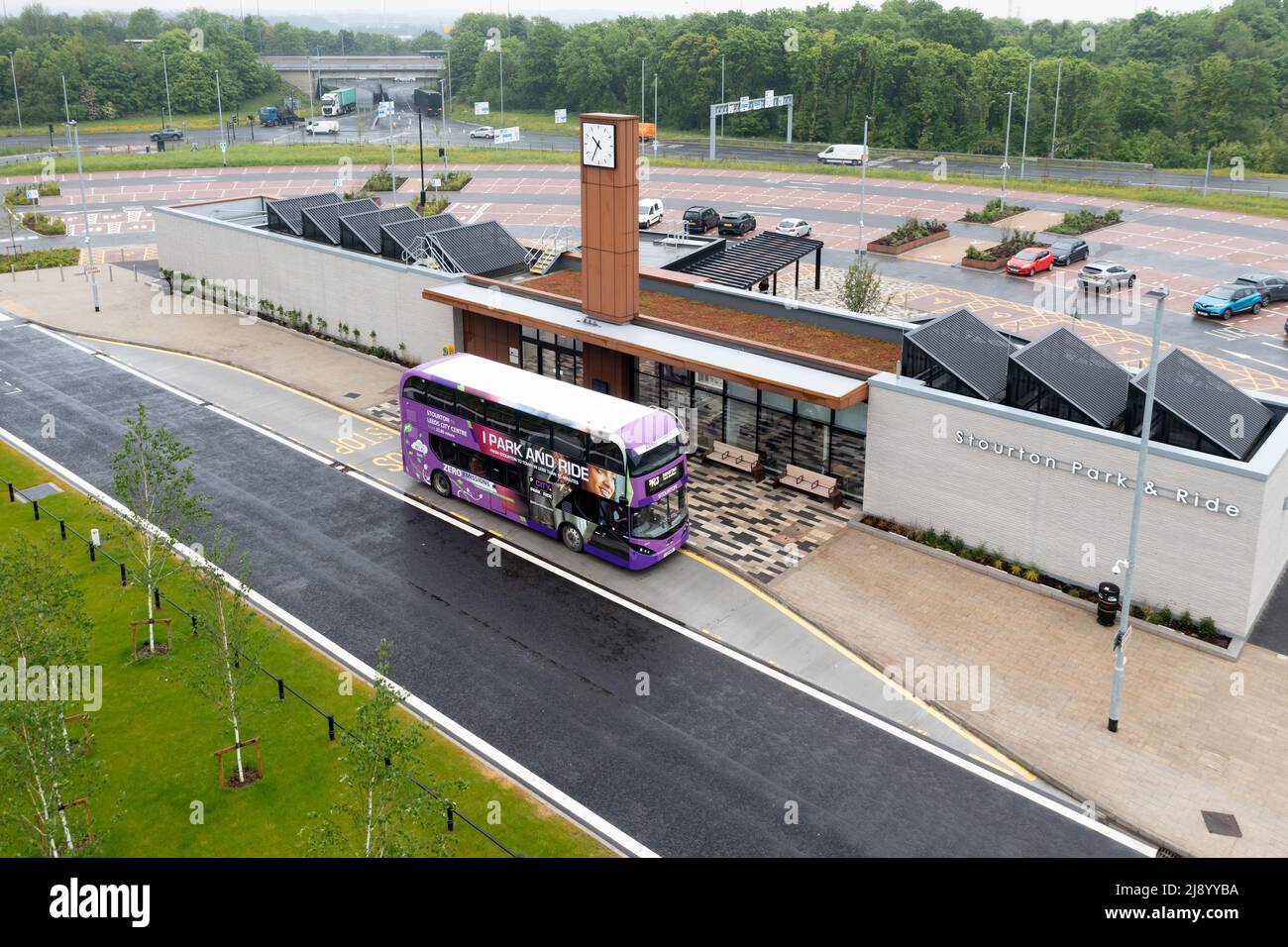 STOURTON, LEEDS, REGNO UNITO - 16 MAGGIO 2022. Una vista aerea dell'area Park and Ride di recente costruzione a Stourton, East Leeds, che fornisce parcheggio per persone e un b Foto Stock