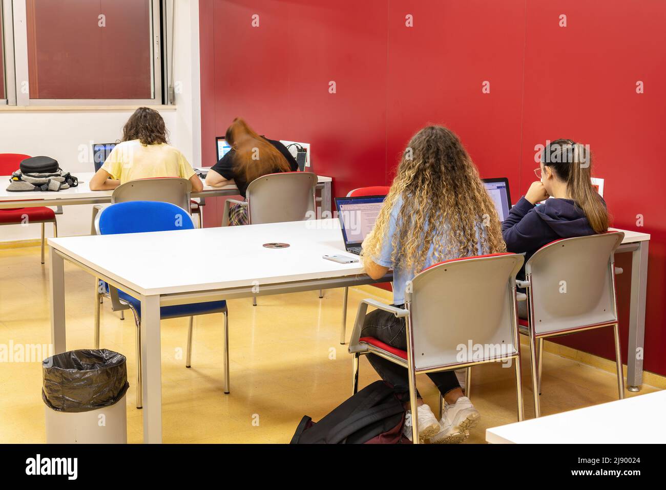 Vista di quattro studenti che preparano gli esami Foto Stock