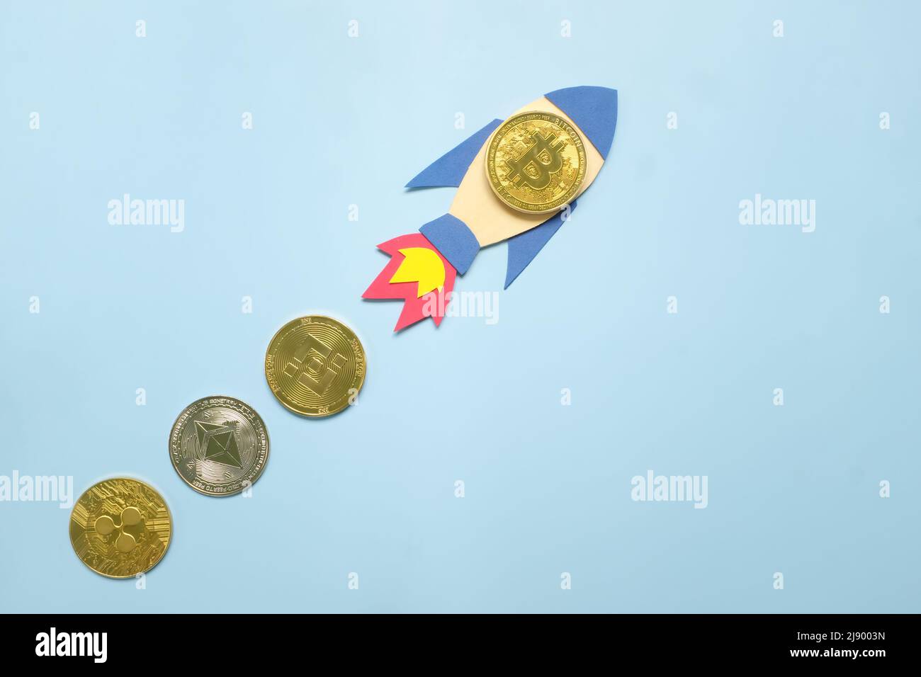 Bitcoin su un razzo che porta altra criptovaluta. Bitcoin è leader nel concetto di crescita della criptovaluta. Foto Stock