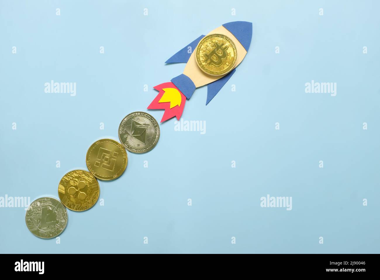 Bitcoin su un razzo che porta altra criptovaluta. Bitcoin è leader nel concetto di crescita della criptovaluta. Foto Stock