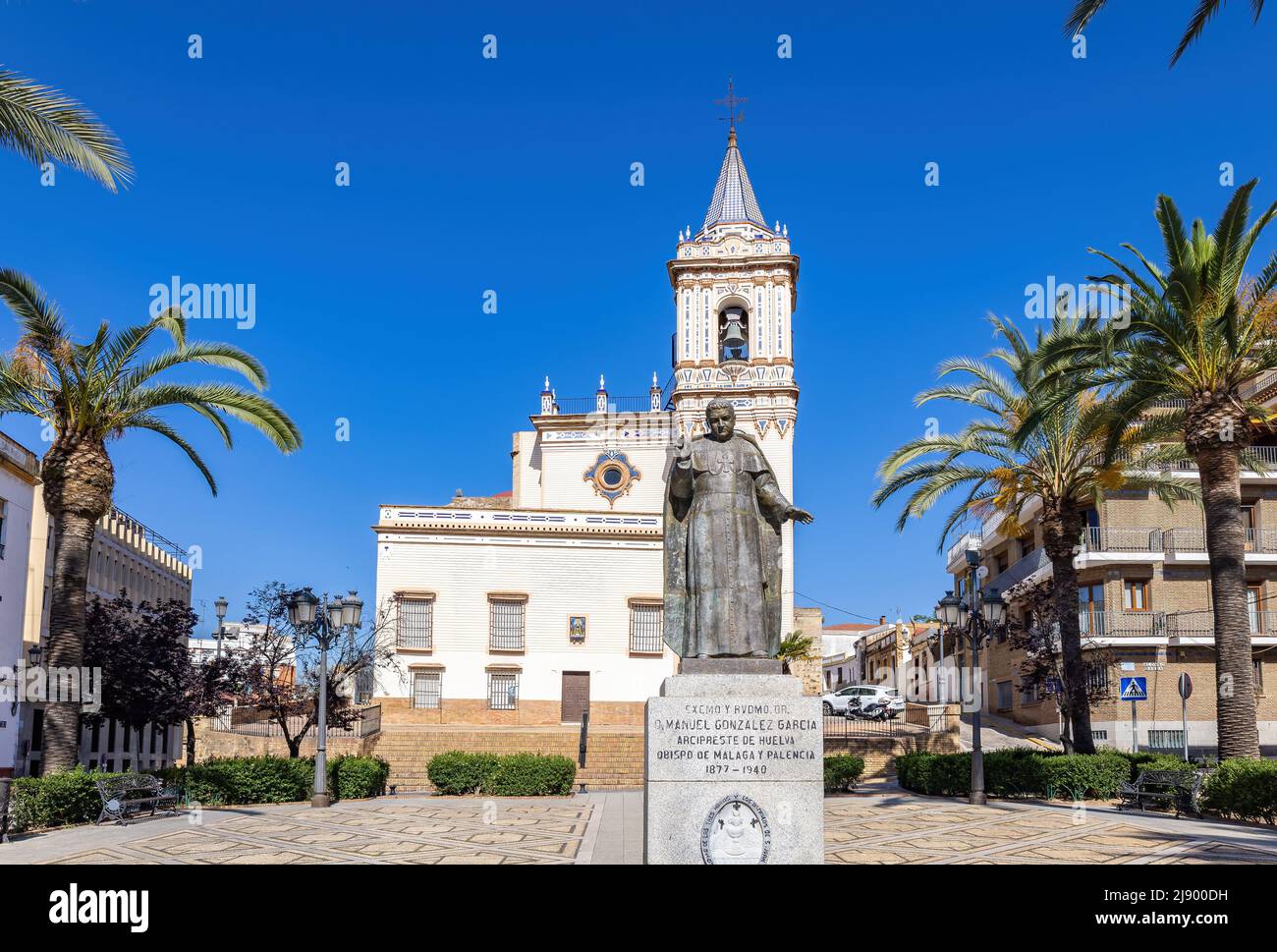 Huelva, Spagna - 10 maggio 2022: Iglesia de San Pedro (St Pietro), con il monumento all'arciprete Manuel Gonzalez Garcia, a Huelva, Andalusia Foto Stock