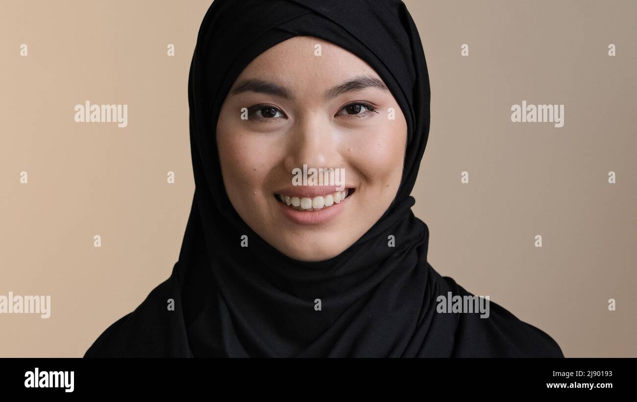 Ritratto sorridente executive business donna asiatica musulmana islamica ragazza casual indossare hijab guardando la fotocamera sorriso felice in ufficio moderno di lavoro a casa Foto Stock