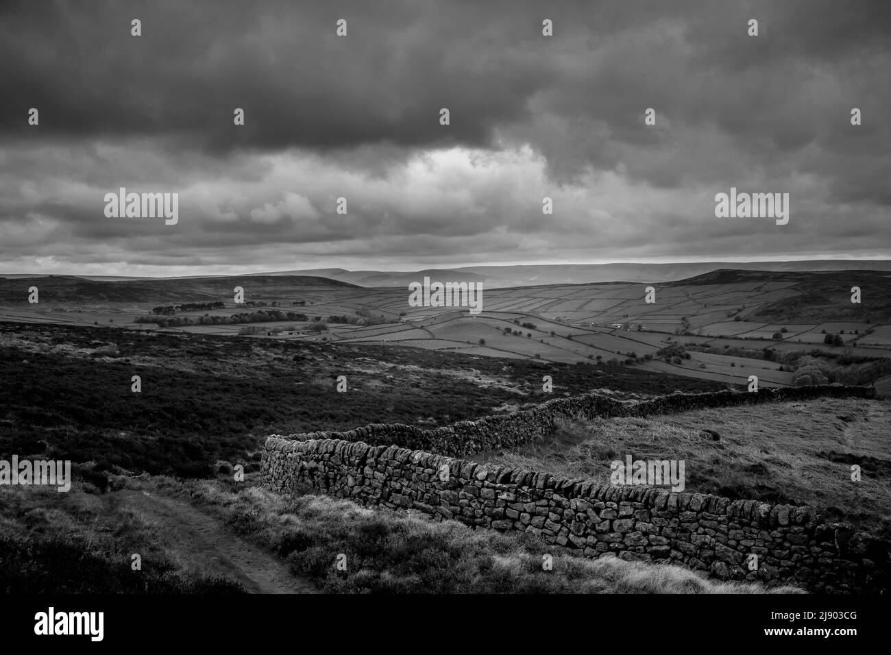 Muro di pietra a secco nel Peak District Derbyshire Foto Stock
