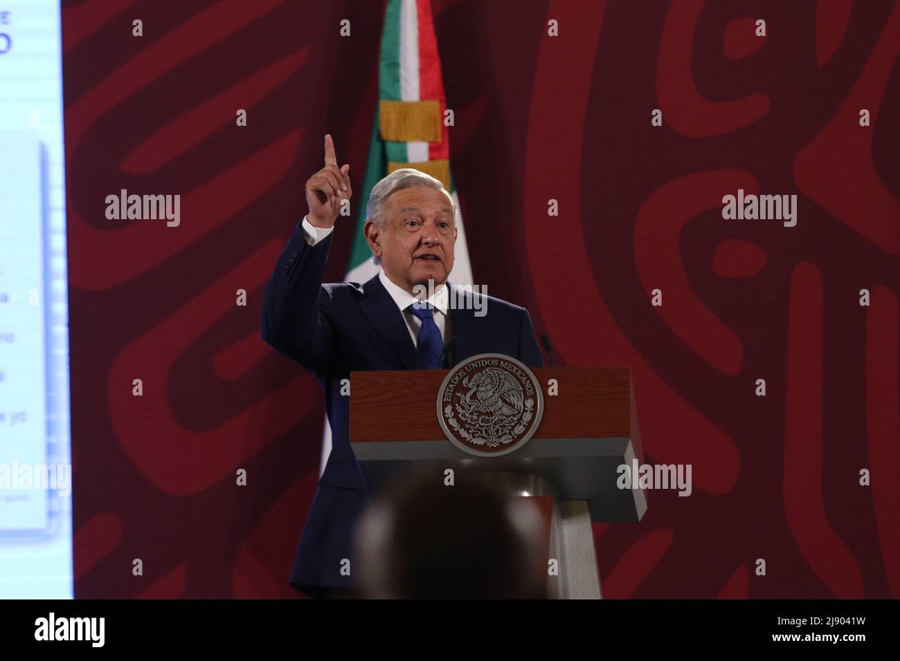 Città del Messico, Città del Messico, Messico. 18th maggio 2022. Il presidente della MexicoÃs Andres Manuel Lopez Obrador gestisce mentre parla durante la sua conferenza briefing quotidiana per rispondere alle domande dei media al Palazzo Nazionale. Il 15 maggio 2022 a Città del Messico, Messico. (Credit Image: © Ismael Rosas/eyepix via ZUMA Press Wire) Foto Stock